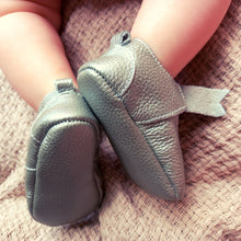 Load image into Gallery viewer, Sofia Bow Mocc Hello Baby Moccs Ancient silver 11cm (0-6 months) 

