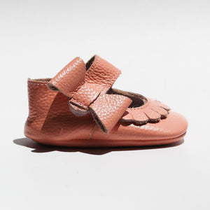 Florence Street Moccs – Soft leather moccasins for baby girls featuring a striking side bow and textured leather. Ideal for babies and pre-walkers, these moccs offer comfort, style, and gentle support for growing feet.