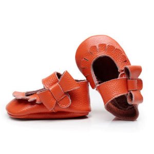 Florence Street Moccs – Soft leather moccasins for baby girls featuring a striking side bow and textured leather. Ideal for babies and pre-walkers, these moccs offer comfort, style, and gentle support for growing feet.